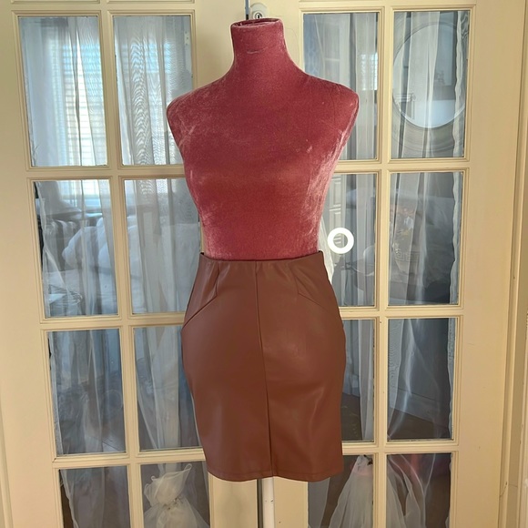 Dusty rose colour faux leather skirt - Picture 1 of 4